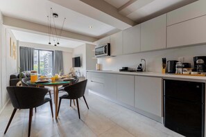 Réfrigérateur, micro-ondes, four, plaque de cuisson