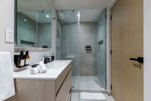 Dusche, Haartrockner, HandtĂŒcher, Shampoo