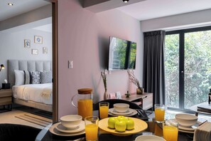 1 chambre, coffres-forts dans les chambres, fer et planche à repasser