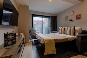 1 chambre, coffre-fort, fer et planche à repasser, lit de bébé portatif