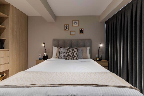 1 chambre, coffre-fort, fer et planche à repasser, lit de bébé portatif