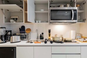Fridge, microwave, stovetop, coffee/tea maker