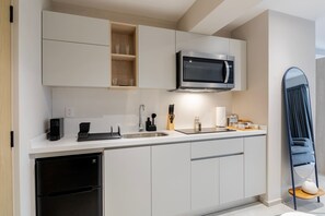 Jääkaappi, mikroaaltouuni, liesi, kahvin-/teenkeitin