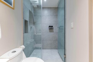 Dusche, Haartrockner, Handtücher, Shampoo
