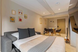 1 makuuhuone, tallelokero huoneessa, silitysrauta/-lauta