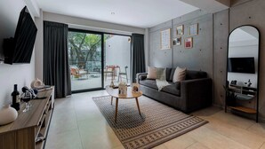 A modern living room with a sofa, coffee table, and a flat-screen TV. - Capitalia | Your Sky-High Sanctuary in Condesa (Ciudad de México)