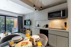 Frigorífico, microondas, placa de cocina y cafetera o tetera