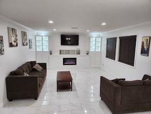 Smart TV - Spacious 4-bedroom House with Pool Table Nice Neighborhood in Victorville (Victorville)