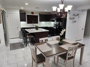 Dining - Spacious 4-bedroom House with Pool Table Nice Neighborhood in Victorville (Victorville)