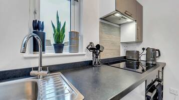 Køleskab, mikrobølgeovn, ovn, kogeplade