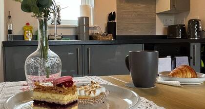 Cosy 1-Bed Apt in Newmarket with Parking