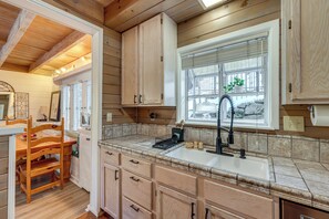 Fridge, microwave, stovetop, dishwasher - Walkable 'Green Gables Cottage' in Lake Arrowhead (Lake Arrowhead)