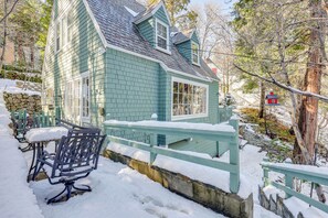 Outdoor dining - Walkable 'Green Gables Cottage' in Lake Arrowhead (Lake Arrowhead)