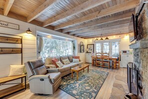 TV, fireplace - Walkable 'Green Gables Cottage' in Lake Arrowhead (Lake Arrowhead)