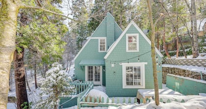 Walkable 'Green Gables Cottage' in Lake Arrowhead