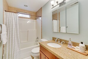 Une salle de bain équipée d’une douche, de toilettes, d’un lavabo et d’un meuble-lavabo.