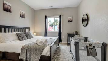 2 多间卧室、办公桌、熨斗/熨衣板、旅行婴儿床