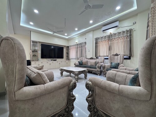 4BHK Luxury Riverside Villa in Mulshi, ideal for large groups.