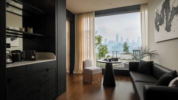 Elite Suite, Patio, River View | 1 bedroom, soundproofing, free WiFi