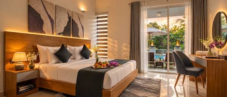 Et moderne hotelværelse med en stor seng, et skrivebord og udsigt til det fri.