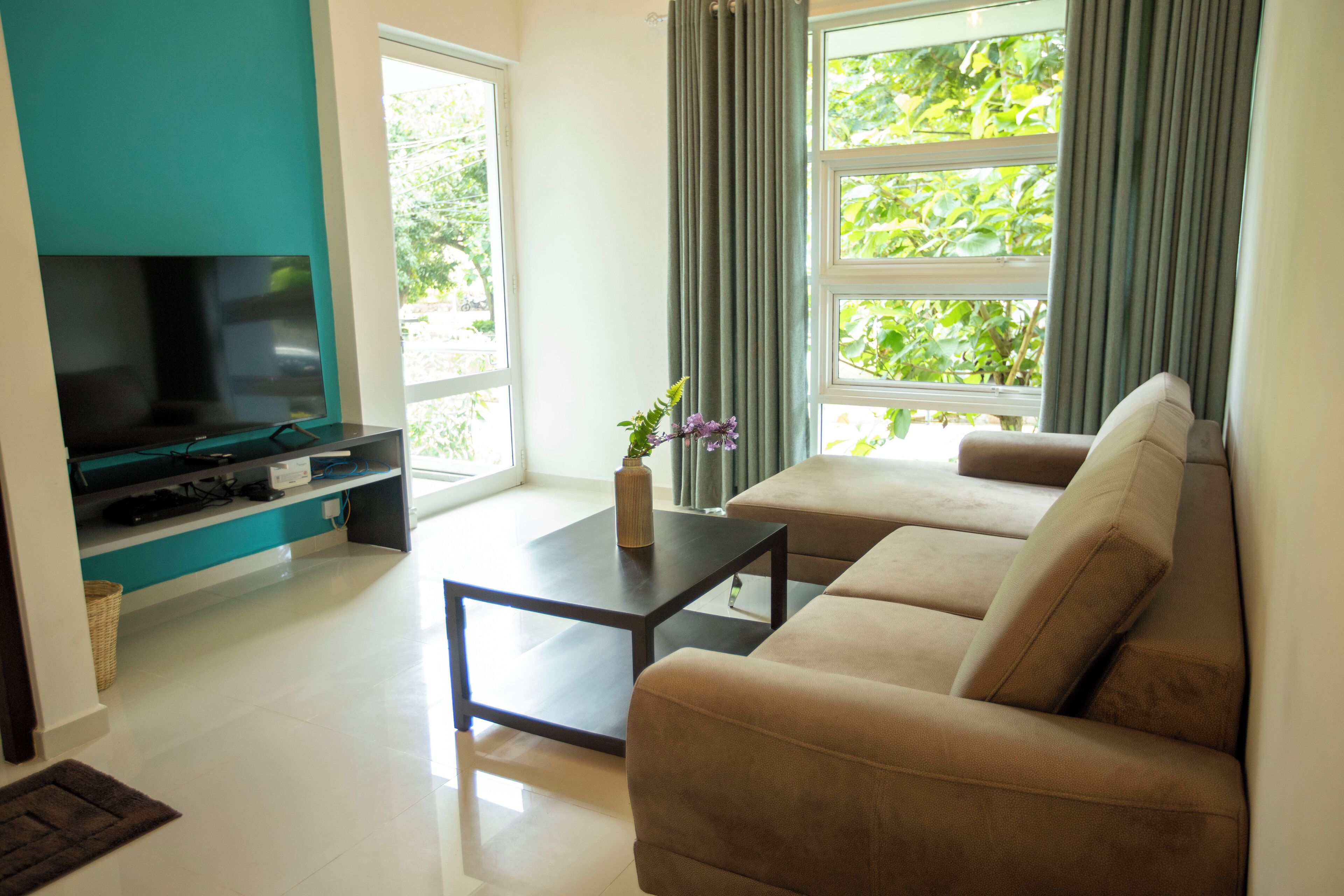 Villa Superior - utsikt mot trädgården | Tv