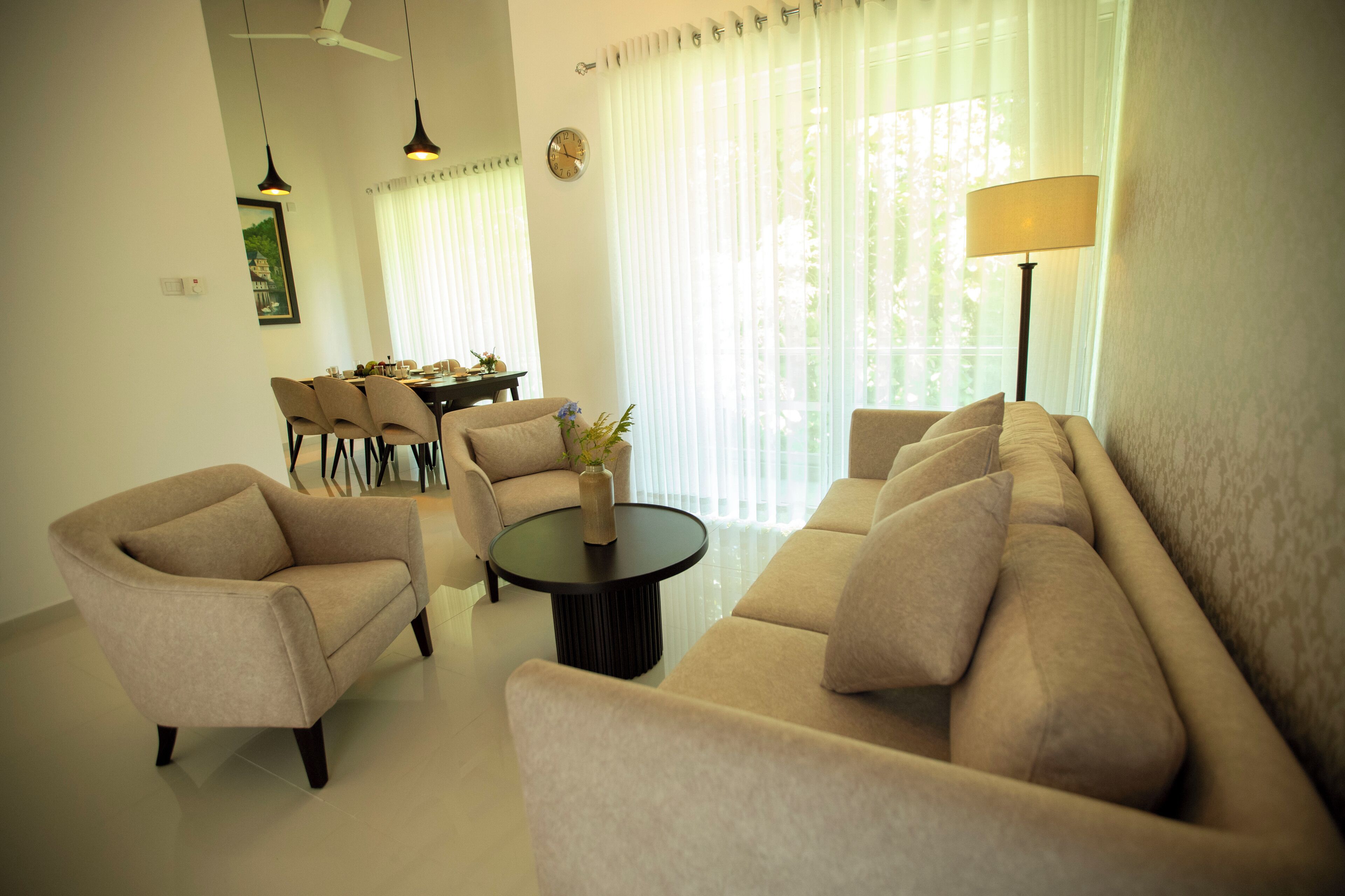 Villa Deluxe - utsikt mot trädgården | Vardagsrum | Tv