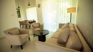 Villa Deluxe - utsikt mot trädgården | Vardagsrum | Tv