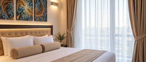 Une chambre d’hôtel avec un grand lit, une tête de lit, une lampe fixée au mur et une fenêtre avec des rideaux.