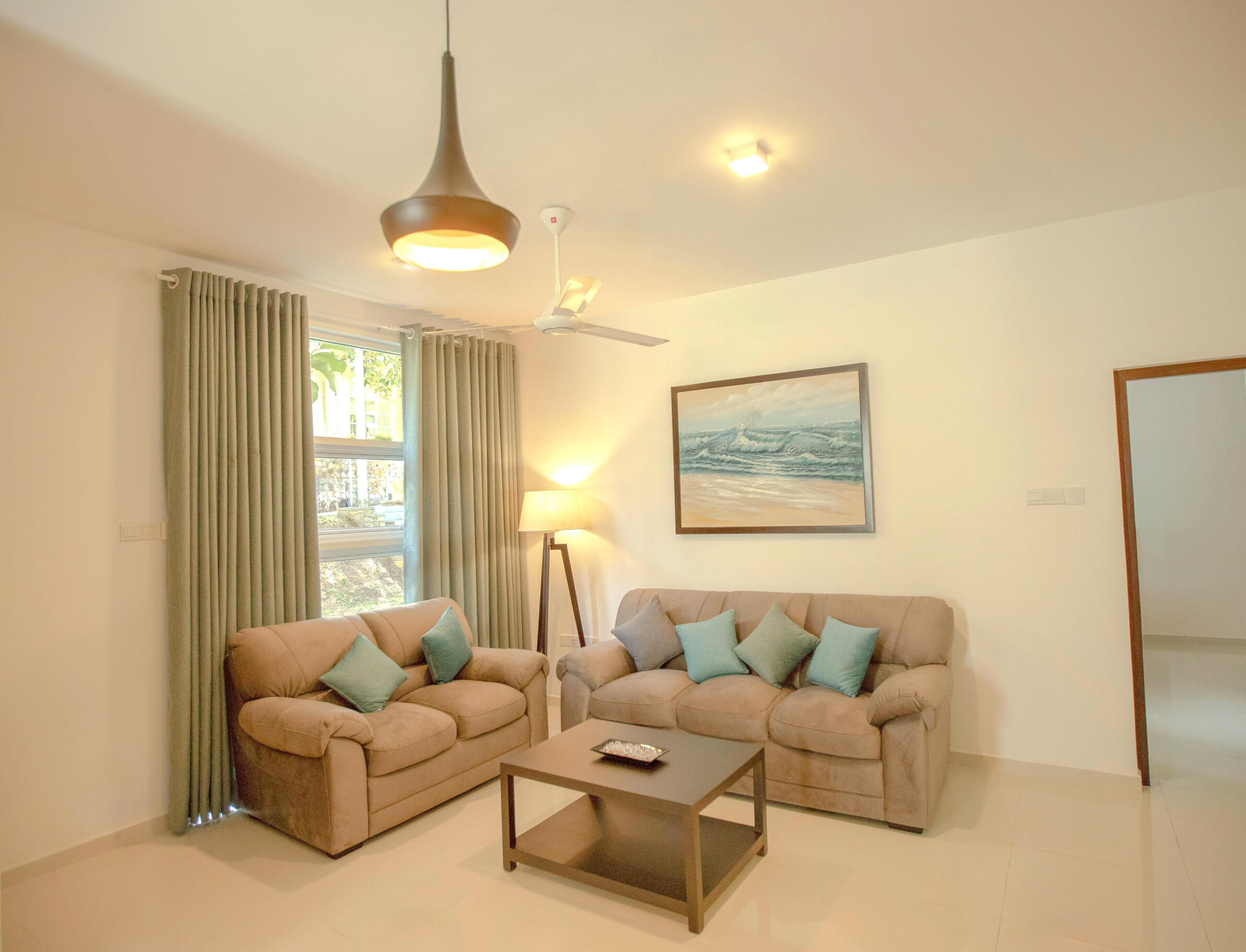 Villa superior, vista al jardín | Área de sala de estar | Televisión 