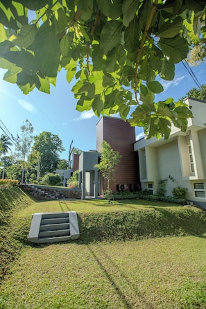 Deluxe Villa, Garden View | Garden view - Lake Villas Premium Kandy (Kandy)