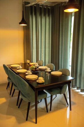 Superior villa, uitzicht op tuin | Dineerruimte