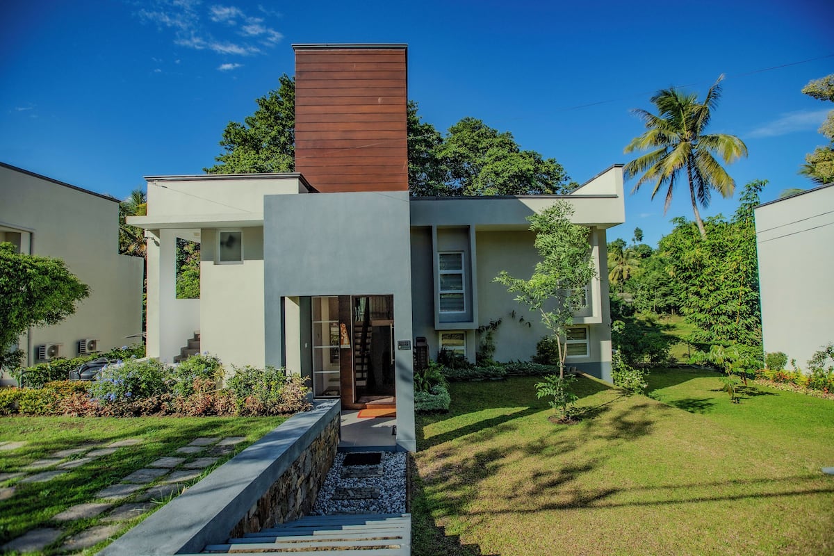 Deluxe Villa, Garden View | 3 bedrooms, desk, laptop workspace, blackout curtains