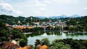 A town with a lake, surrounded by greenery and mountains in the background. - Lake Villas Premium Kandy (Kandy)