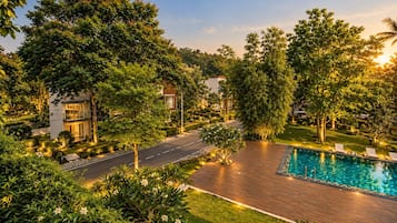 Un quartier résidentiel avec une piscine, une route et des maisons.