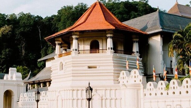 A traditional white building with a red roof, surrounded by a white fence with decorative elements. - Lake Villas Premium Kandy (Kandy)