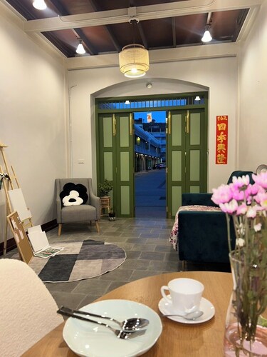 private house in chinatown/ 2BR,2BATH, 7Mints to MRT Samyot/5 Guests