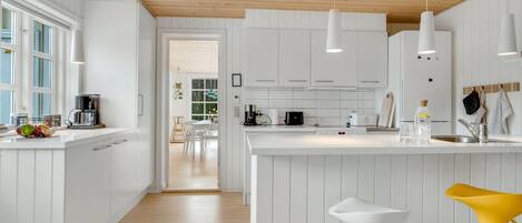 雪櫃、微波爐、洗碗機、高腳椅