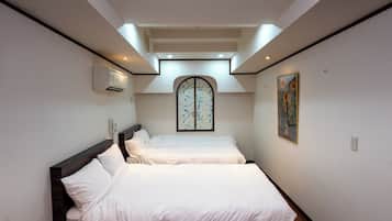 Habitación cuádruple básica | Espacio para trabajar con laptop, wifi gratis y ropa de cama