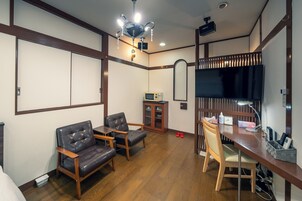Habitación cuádruple básica | Espacio para trabajar con un portátil, wifi gratis, ropa de cama