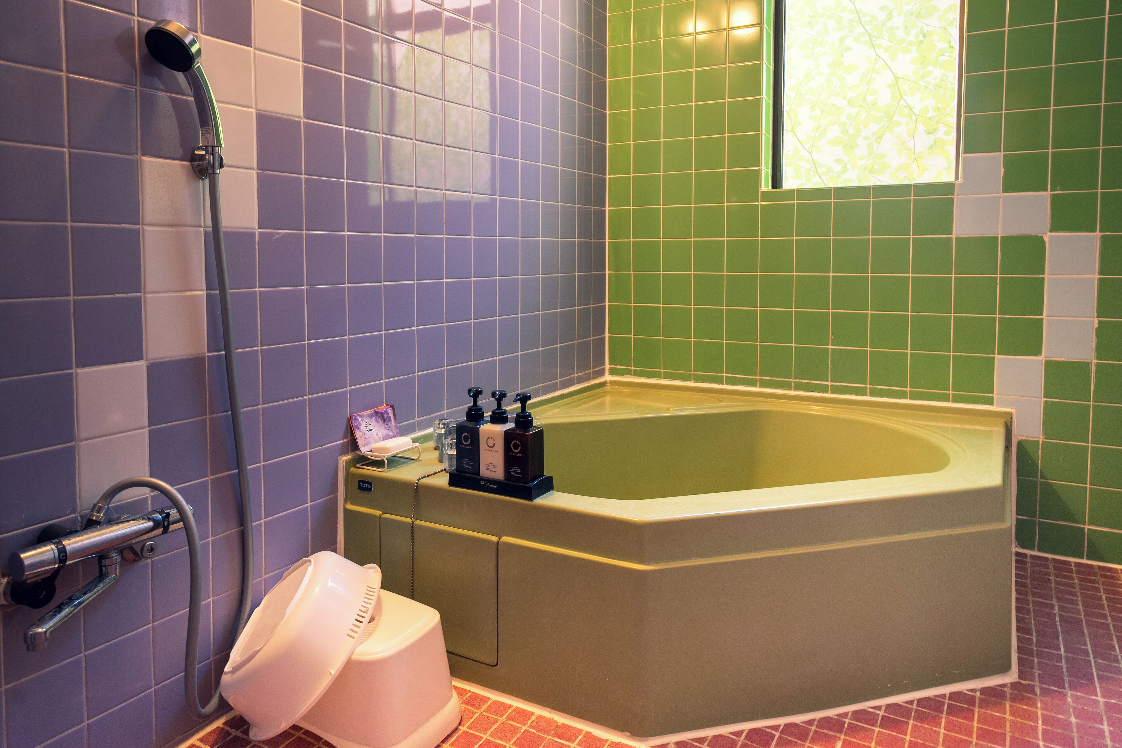Un baño con bañera, ducha y retrete.
