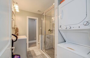 Hair dryer, towels, soap, toilet paper - Charming 2-bedroom house in welcoming Houston with AC, WiFi (Houston)