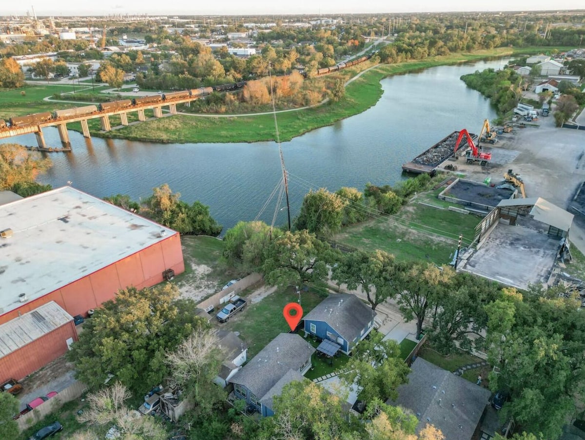 Photo 24 of Charming 2-bedroom house in welcoming Houston with AC, WiFi