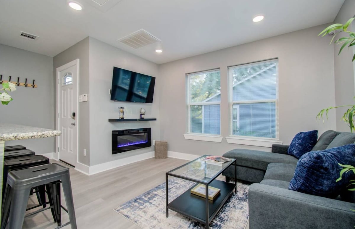 Photo 3 of Charming 2-bedroom house in welcoming Houston with AC, WiFi