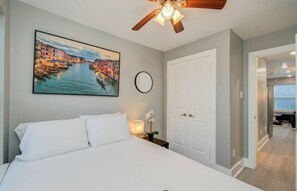 2 bedrooms, iron/ironing board, WiFi, bed sheets - Charming 2-bedroom house in welcoming Houston with AC, WiFi (Houston)