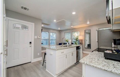 Charming 2-bedroom house in welcoming Houston with AC, WiFi