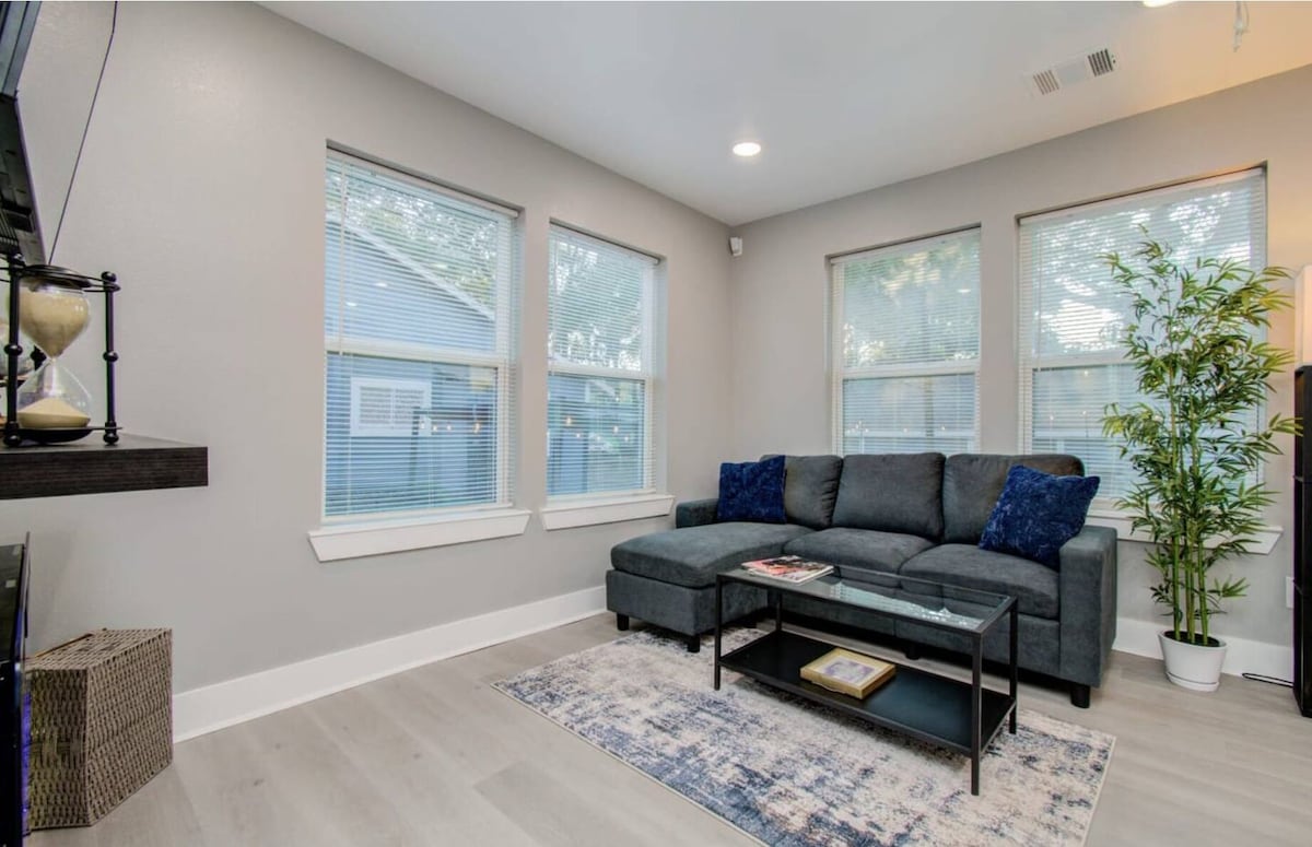 Photo 2 of Charming 2-bedroom house in welcoming Houston with AC, WiFi