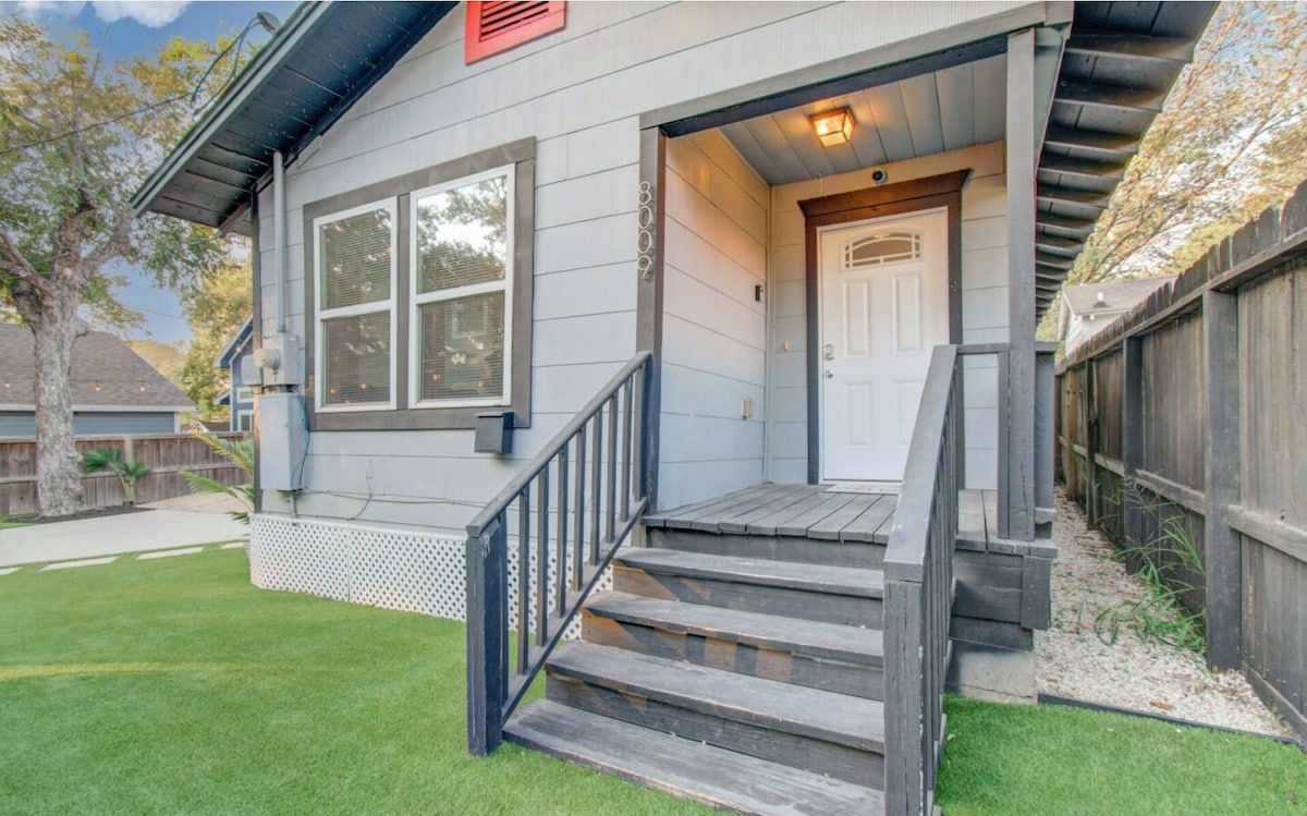 Photo 21 of Charming 2-bedroom house in welcoming Houston with AC, WiFi