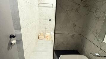 Free toiletries, towels, shampoo, toilet paper