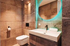 Een douche, een haardroger, handdoeken, zeep