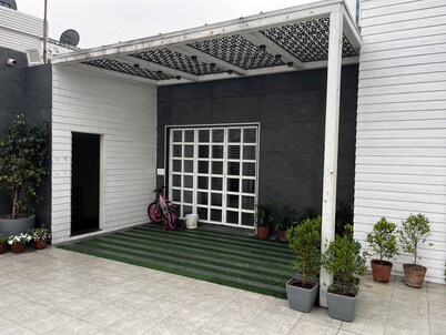 Charming 2-bedroom apartment with open terrace in central Kolkata with WiFi, AC